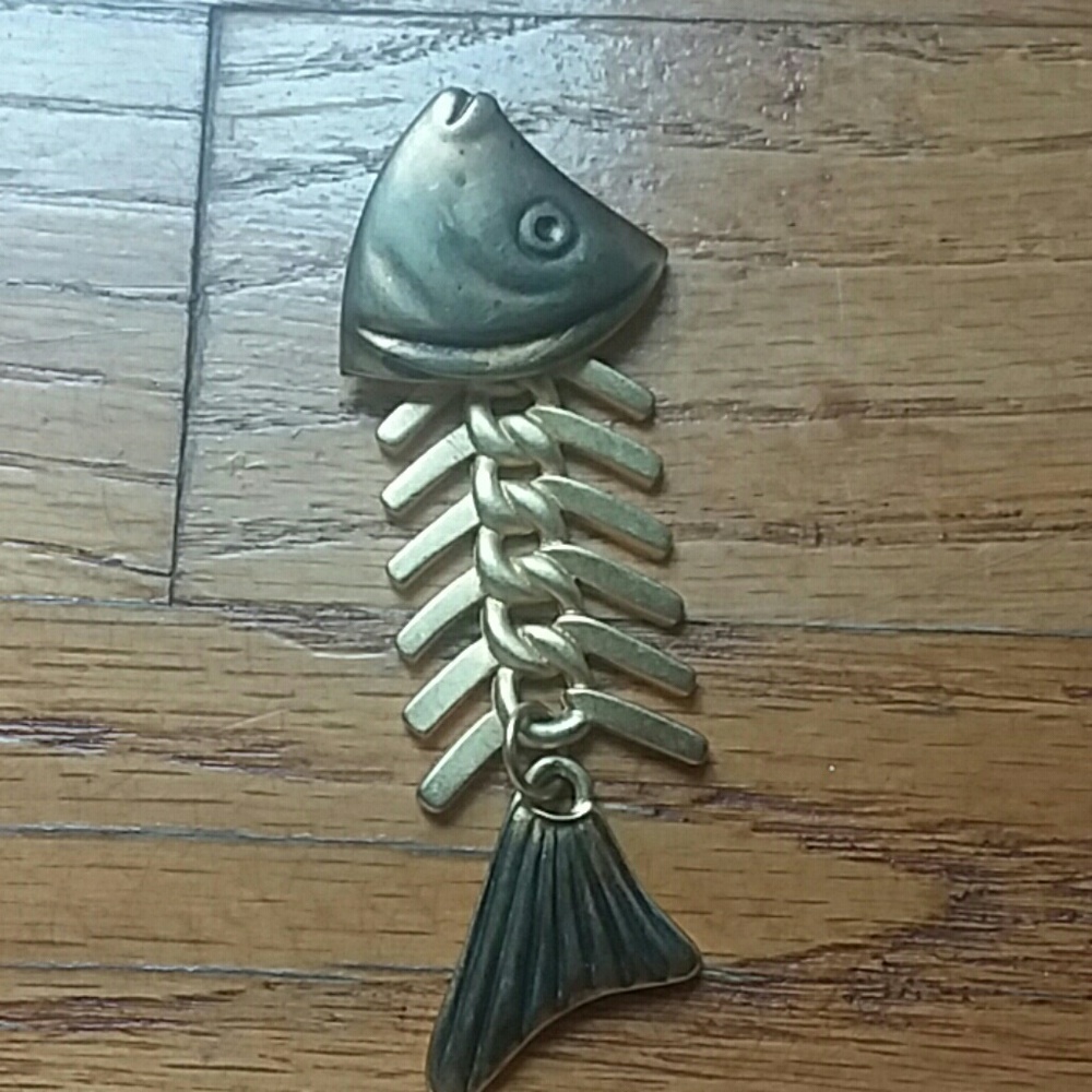 Small articulated fish charm